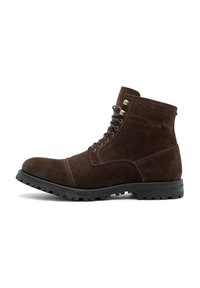 Stivaletti alla caviglia in suede marrone con punta arrotondata, suola in gomma nera e occhielli dorati, dotati di lacci e cuciture rinforzate.