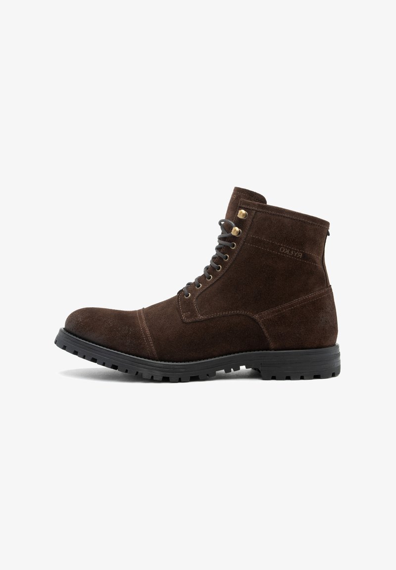 Stivaletti alla caviglia in suede marrone con punta arrotondata, suola in gomma nera e occhielli dorati, dotati di lacci e cuciture rinforzate.