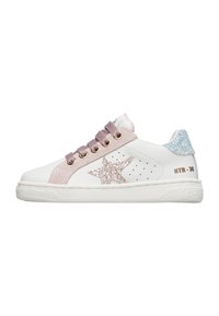 Sneaker bianca con accenti rosa pastello e blu, dettaglio a stella glitterata, suola testurizzata e lacci in tessuto. Marchio dorato sul tallone.