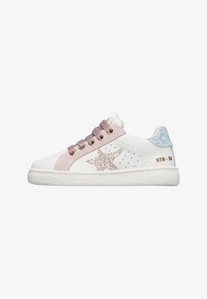 Zapatilla blanca con acentos en rosa pastel y azul, detalle de estrella brillante, suela texturizada y cordones de tela. Marca dorada en el talón.