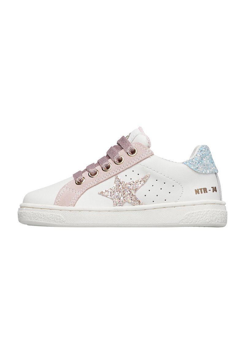 Sneaker bianca con accenti rosa pastello e blu, dettaglio a stella glitterata, suola testurizzata e lacci in tessuto. Marchio dorato sul tallone.