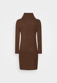 Braunes, geripptes Pulloverkleid mit hohem Kragen, langen Ärmeln und figurbetonter Silhouette. Die Textur ist glatt mit weichem Strickabschluss.