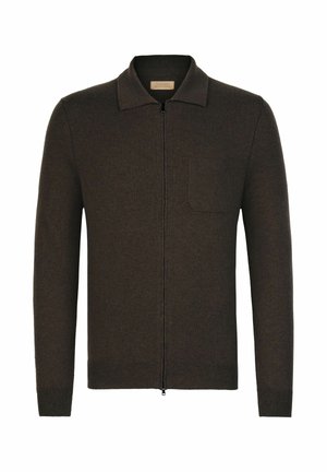 Mörkbrun stickad cardigan med dragkedja framtill, långa ärmar, platt krage och bröstficka. Mjuk textur och minimal design.