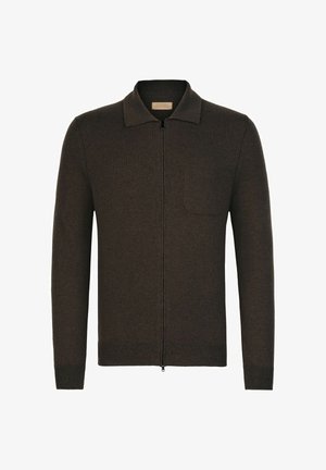 Mörkbrun stickad cardigan med dragkedja framtill, långa ärmar, platt krage och bröstficka. Mjuk textur och minimal design.