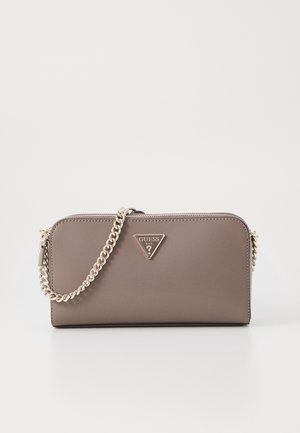 Grå faux læder crossbody taske med en guldkæde-rem og trekantet logo-plade. Lynlås lukning langs toppen, strømlinet rektangulært design.