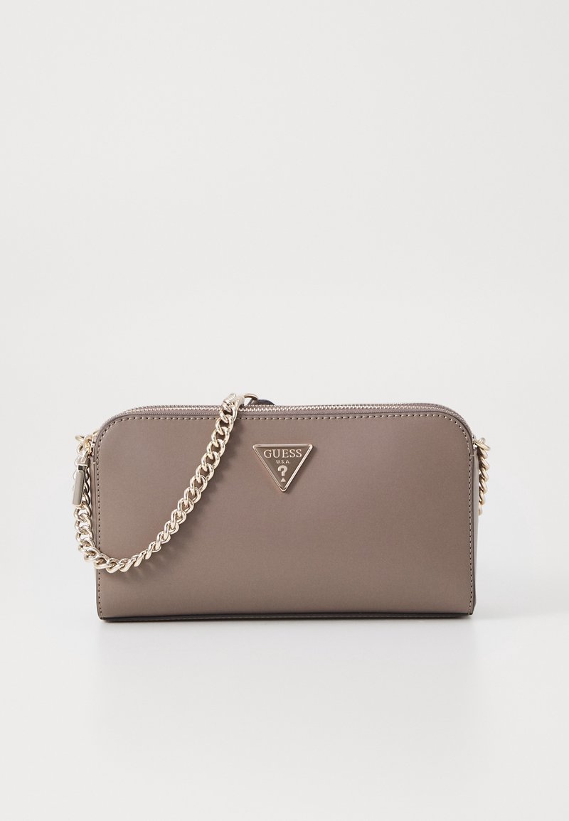 Grijze nep leren crossbodytas met een gouden kettingband en een driehoekige logo plaat. Ritsluiting aan de bovenkant, gestroomlijnde rechthoekige vorm.