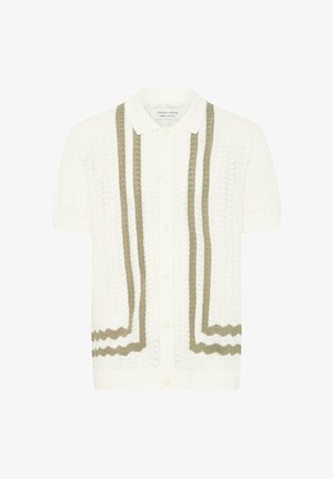 Polo de punto blanco de manga corta con rayas oliva verde verticales y horizontales y cierre frontal con botones.