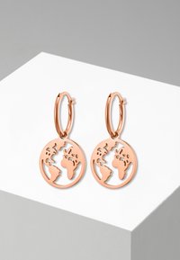 Ohrringe aus Roségold mit einem ausgeschnittenen Weltkartenmuster, glatter Oberfläche, runder Form und sicherem Verschluss für einfaches Tragen.