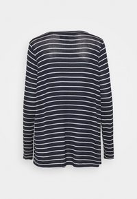 Marinblå och vit randig långärmad topp med båtutskärning och avslappnad passform. Tyget verkar lätt och något genomskinligt.