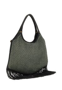 Borsa tote intrecciata scura con manici in pelle nera e lungo bordo frangiato nero lungo il margine inferiore, inclinata su sfondo bianco.