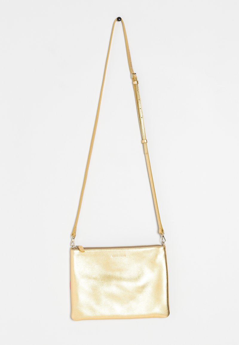 Sac bandoulière en cuir doré à texture lisse, fermeture éclair et bandoulière fine ajustable. Forme rectangulaire légèrement arrondie.