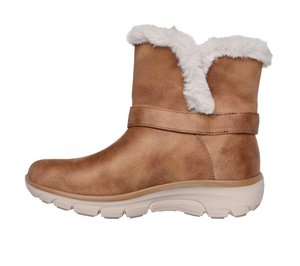 Bottines synthétiques marron avec un col en fausse fourrure, dotées d'une semelle en caoutchouc plate et d'un design simple et arrondi. La surface a une texture douce.