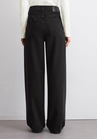 Marc O'Polo DENIM WIDE LEG - Platėjantys džinsai - black multi