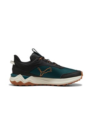 Scarpa sportiva di colore verde petrolio scuro e nero con suola bianca, battistrada marrone e logo Puma arancione sul lato, mostrata di profilo su sfondo bianco.