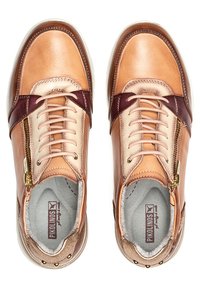 Zapatillas de cuero en tono marrón claro y burdeos, con cierre de cordones y cremallera, un capuchón de punta texturizado y detalles metálicos.