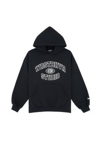 Černá mikina s kapucí a přední klokaní kapsou, s nápisem "WASTBHVR STUDIO" v bílé barvě přes hruď a s manžetou na spodním lemu.