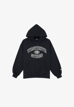 Czarny hoodie z przednią kieszenią kangurką, z białym napisem "WASTBHVR STUDIO" na piersi oraz z mankietami.
