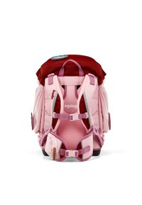 Zaino ergonomico rosa con parte superiore bordeaux, multiple tasche, spallacci regolabili, dettagli riflettenti e logo.