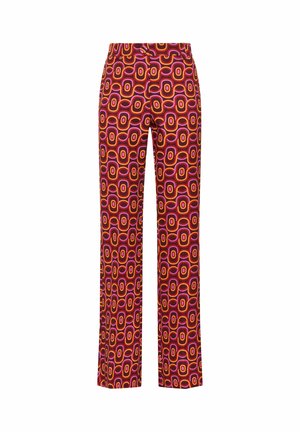 Pantalon à motifs présentant des formes géométriques en tons rouge, orange, rose et marron ; fabriqué dans un tissu léger avec une coupe droite.