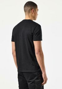 Sort kortærmet t-shirt med rund halsudskæring og en glat tekstur, vist fra ryggen, parret med sorte cargo shorts.
