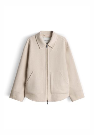 Giacca beige con zip in tessuto morbido, caratterizzata da scollo con colletto, due tasche anteriori e una vestibilità comoda con maniche leggermente ampie.
