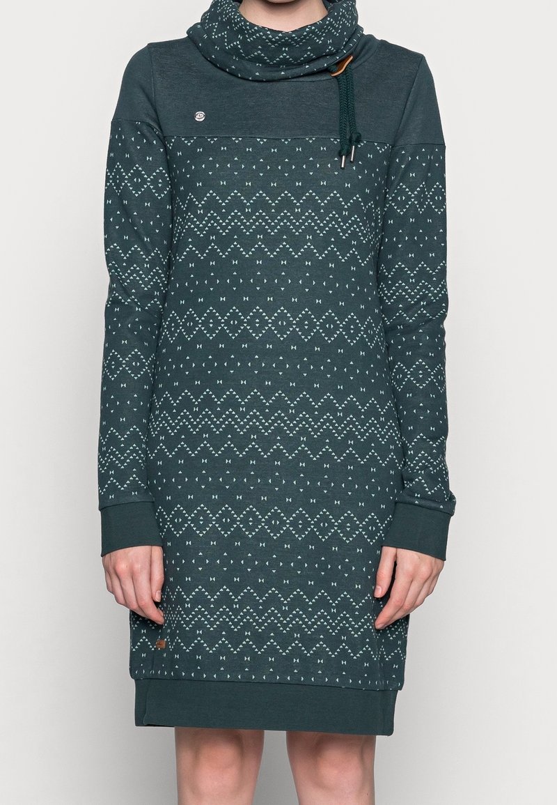 Langarmkleid aus dunkelblauem Baumwoll-Mix. Mit geometrischen Mustern in helleren Farbtönen, Schalkragen und verstellbarem Kordelzug mit Holzakzent.