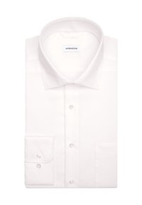 Chemise blanche en tissu lisse, avec un col classique, des manches longues, un devant boutonné et une poche poitrine simple.