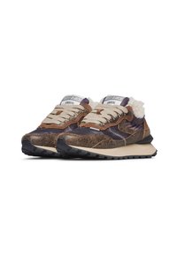 Sneakers con un mix di tessuto marrone e pelle, caratterizzate da una punta marrone testurizzata, lacci beige e un colletto soffice, su una suola in gomma nera.