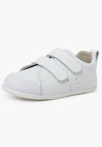 Scarpa bianca in pelle con due cinturini in velcro, punta testurizzata e piccole perforazioni ai lati per la traspirabilità. Fodera interna liscia.