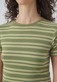 BDG Urban Outfitters STRIPE BABY  - Marškinėliai su spaudiniu - green