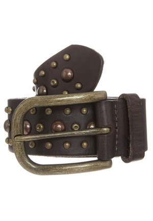 Dunkelbrauner Ledergürtel, zusammengerollt, mit antiker Messingschnalle und rundlichen Metallnieten in Gold- und Bronzetönen, gleichmäßig auf dem Riemen verteilt.