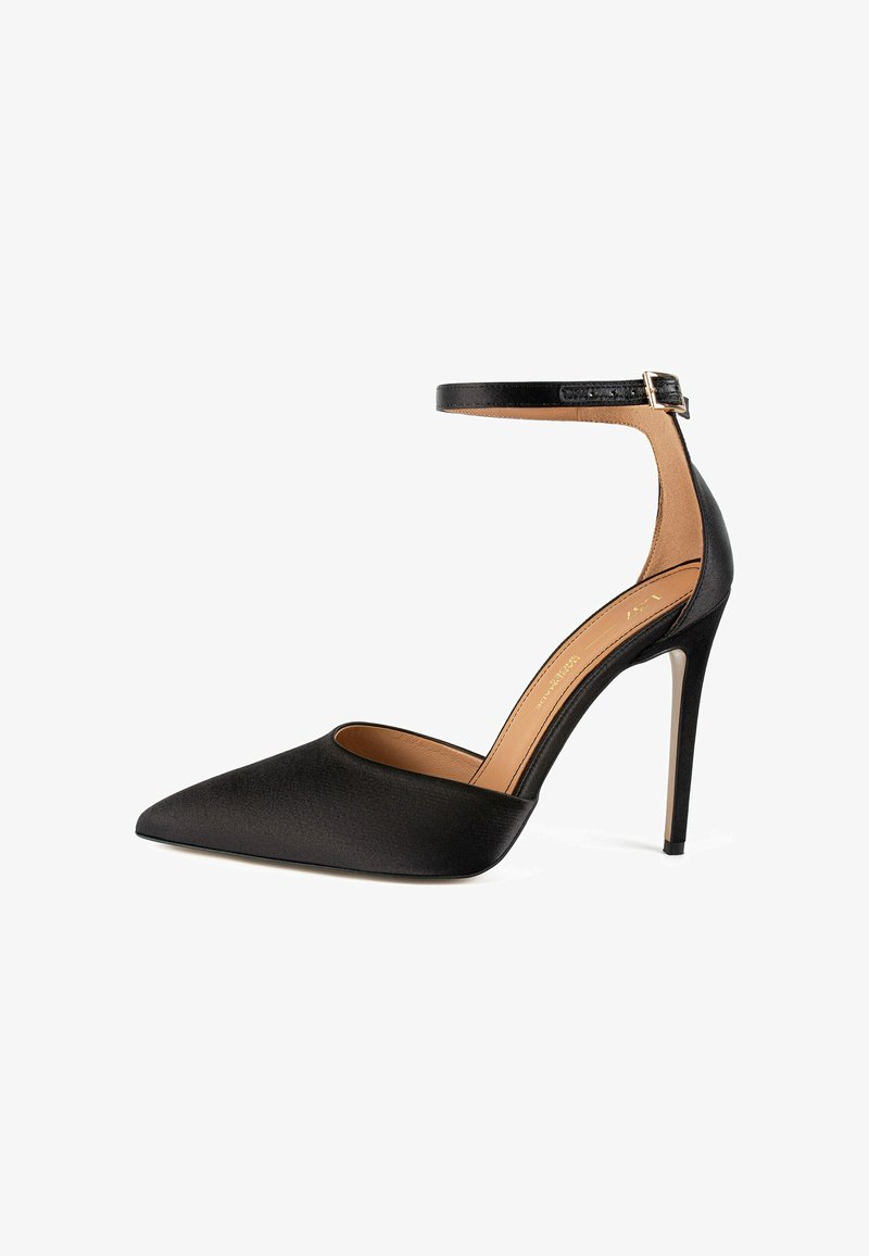 Schwarze spitze Stiletto-Ferse mit einem Knöchelriemen. Obermaterial aus strukturiertem Leder und glatter Innenauskleidung. Hohe Absatzgestaltung.