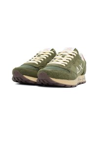 Grüne Sportschuhe mit einem strukturierten Wildleder- und Mesh-Obermaterial, cremefarbenen Schnürsenkeln und einer braunen Gummisohle. Mit einem bedruckten Slogan an der Seite.