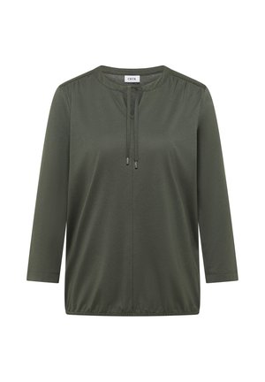 Olivengroene top met lange mouwen, een ronde hals, subtiele plooien op de schouders en een koorddetail bij de halslijn. Zachte stoftextuur.