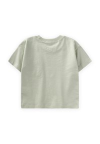 Camiseta de manga corta verde claro, hecha de algodón suave, con un cuello redondo y una textura simple y lisa, sin patrones ni gráficos.