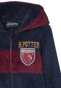 Fleece-Zip-Hoodie in Navy und Burgunderrot, mit "H. Potter" Schriftzug und Gryffindor-Wappen mit Löwenmotiven, weicher Textur und Kapuze.
