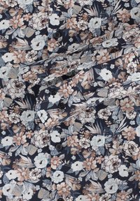 Marinblå blommig skjorta med vita, beige och ljusblå blommor. Har en knapp-up design och ett mjukt, texturerat tyg. Knapparna är mörka.