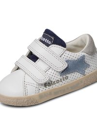 Zapatilla de cuero blanco perforado con acentos en azul marino, parche en forma de estrella gris y correas de Velcro. Suela de goma marcada con "CAMINA CON UNA SONRISA."