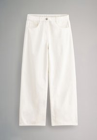 Pantalones blancos de pierna ancha hechos de algodón, con cintura alta, cierre de un solo botón y bolsillos frontales clásicos. Textura suave.