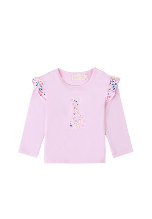 Helles rosa Langarmhemd mit einer floral gemusterten Raffung und einem bunten Giraffen-Applikation in der Mitte der Vorderseite. Der Stoff wirkt weich und glatt.