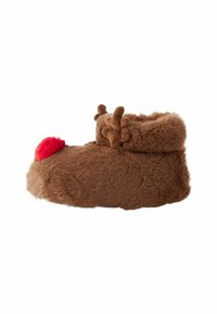 Brun fluffig toffel med rund tå, med en röd pom-pom-näsa och små horn på kanten. Mjuk textur genomgående.