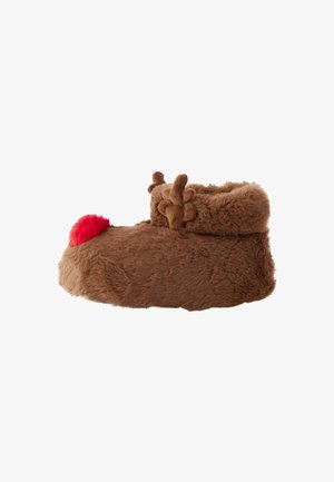 Chausson en fausse fourrure marron avec un bout arrondi, arborant un nez en pompon rouge et de petites cornes sur le revers. Texture douce dans l'ensemble.