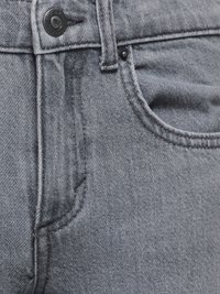 Pilki džinsai iš džinso audinio su užsegimu mygtuku, priekinė kišenė ir subtili faktūra. Audinys šiek tiek blizga ir turi vienodą spalvą.