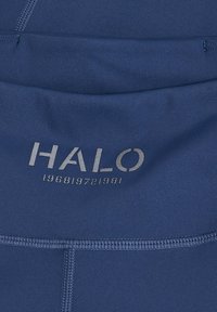 Mörkblå atletisk tröja med en slät yta, sydda sömmar och en silverfärgad "HALO"-logotyp med siffror nedanför. Minimalistisk design.