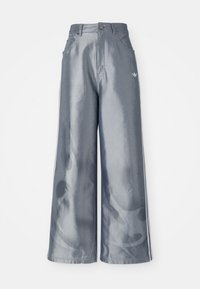 Zijde-brede broek van glanzend grijs materiaal, met witte zijstreep en een vlampatroon op de onderbenen. Knopen- en ritssluiting in de taille.