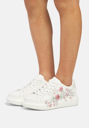 Weiße Turnschuhe mit floralem Muster an der Seite, aus glattem Leder, mit Schnürdesign und einer abgerundeten, gepolsterten Sohle.