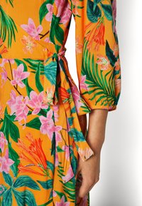 ONLY Tall ONLTROPICA WRAP MIDI DRESS  - Φόρεμα ημέρας - flame orange aop/canary flowers