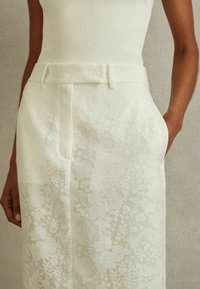 Reiss REGULAR FIT - DENVA BURNOUT FLORAL MIDI  - Fustă tip creion - ivory