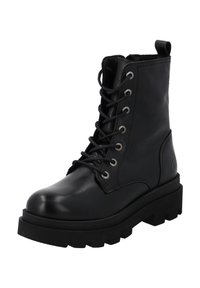 Bota de cuero negro con cordones, suela de tracción gruesa, ojales metálicos y una lengüeta en la parte trasera. Textura suave y diseño de tobillo alto.