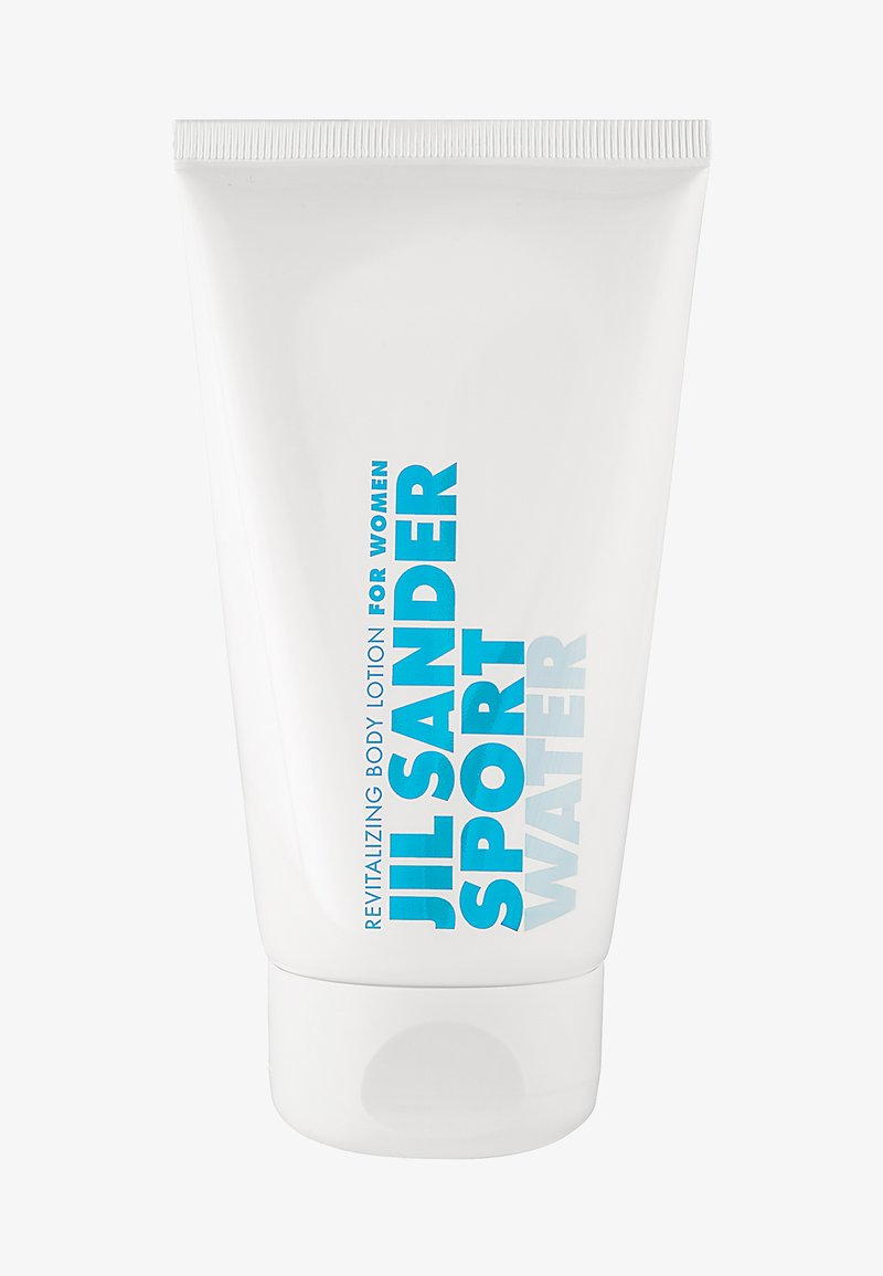 Hvit tube med bodylotion med blå tekst. Etiketten angir "Jil Sander Sport Water" og "Revitalizing Body Lotion for Women."
